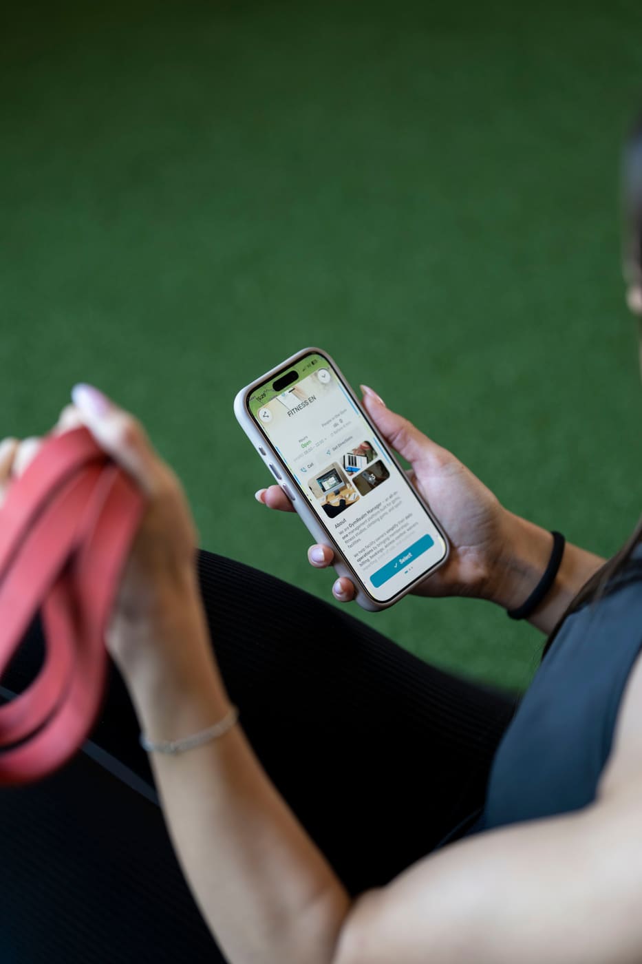 Член, използващ брандираното приложение GymRealm