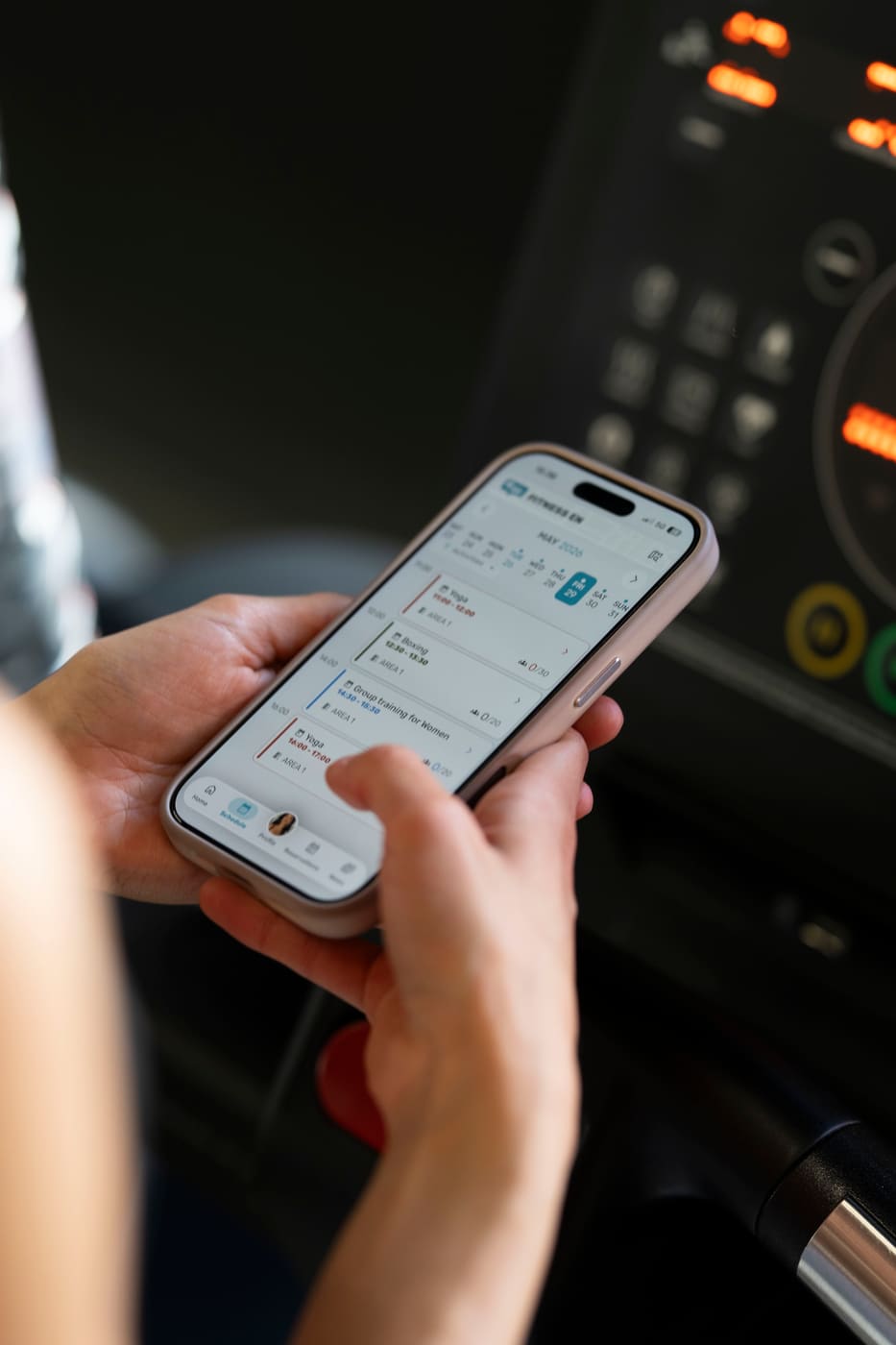 Mitglied nutzt die gebrandete GymRealm-App
