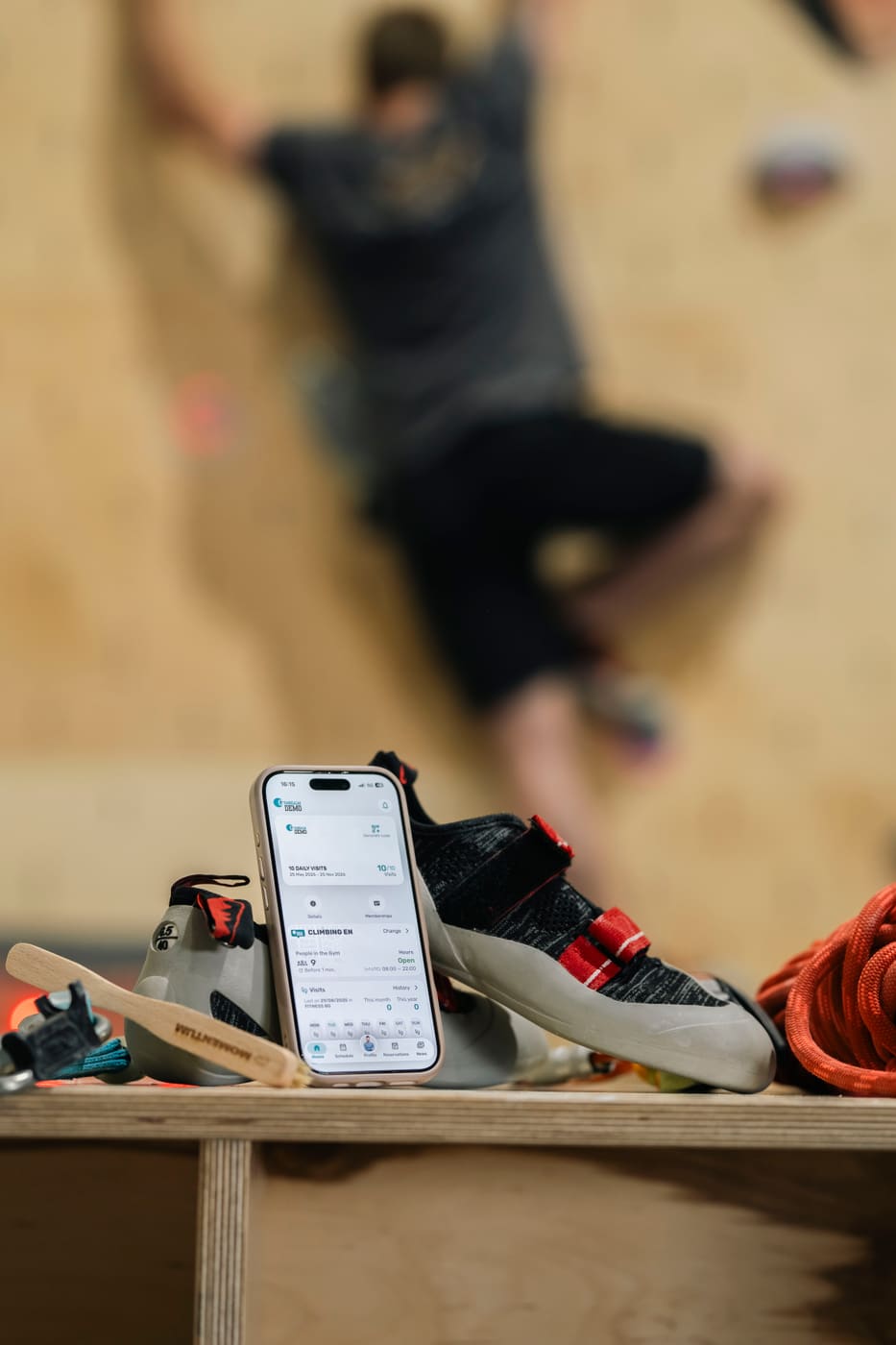 Socio che usa l'app GymRealm personalizzata